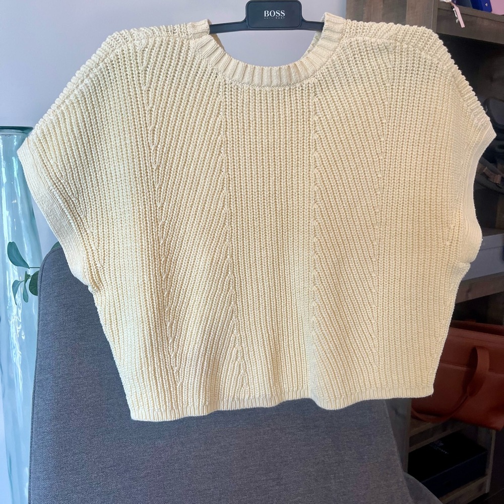 Banana Republic soft yellow cropped short sleeved sweater